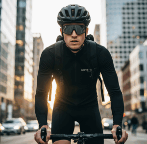 cycliste équipé d'une veste anti transpirante gore wear