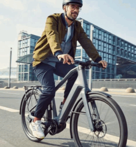 homme sur vélo qui part au travail